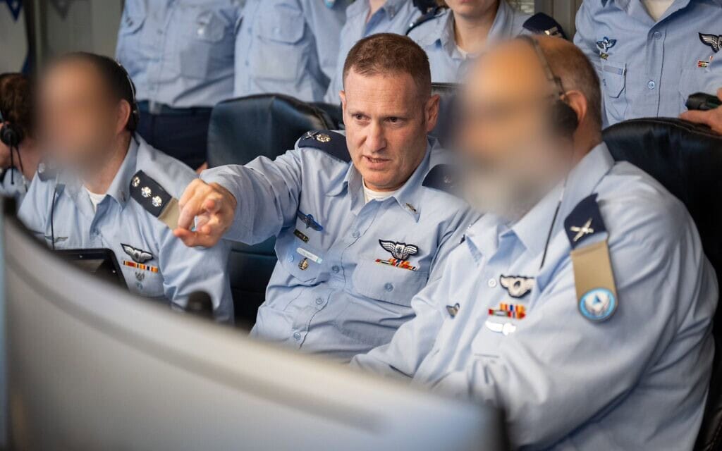 מפקד חיל אוויר אלוף תומר בר בבור בקריה בתקיפה של נמל חודיידה בתימן. 20 ביולי 2024 (צילום: דובר צה״ל )