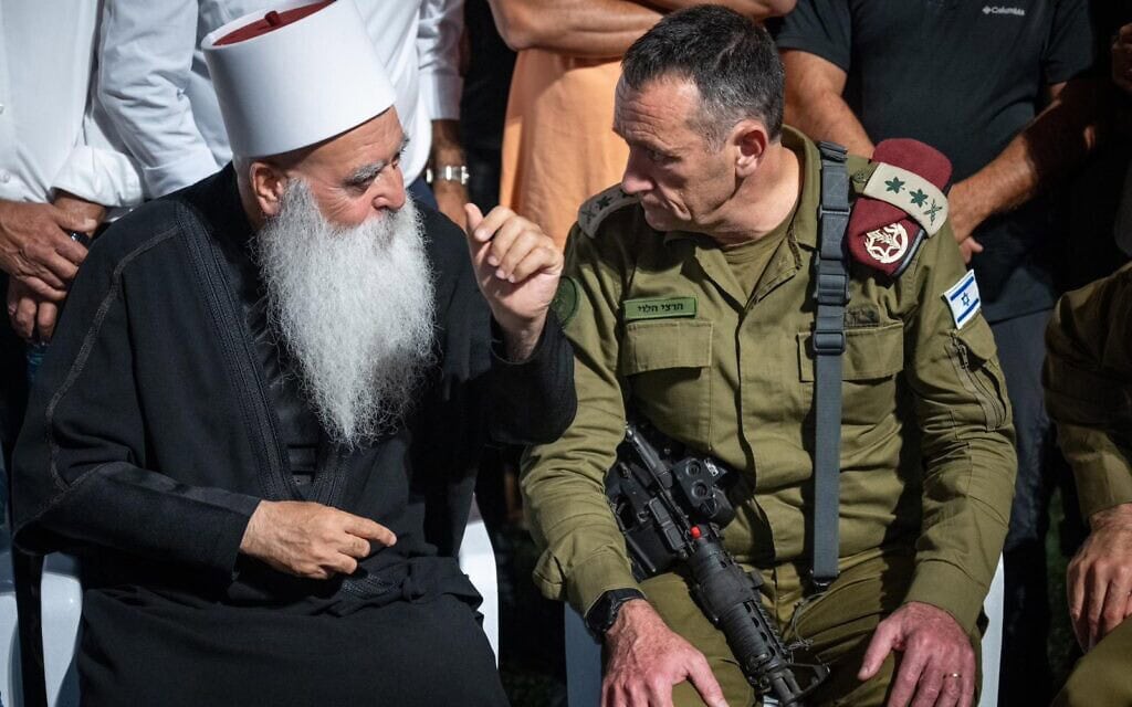 הרמטכ"ל רא"ל הרצי הלוי לצד אלוף השייח' מוואפק טריף בביקור במג'דל שמס אחרי האסון במגרש הכדורגל. 27 ביולי 2024 (צילום: דובר צה״ל) הרמטכ"ל רא"ל הרצי הלוי לצד אלוף השייח' מוואפק טריף בביקור במג'דל שמס אחרי האסון במגרש הכדורגל. 27 ביולי 2024 (צילום: דובר צה״ל)