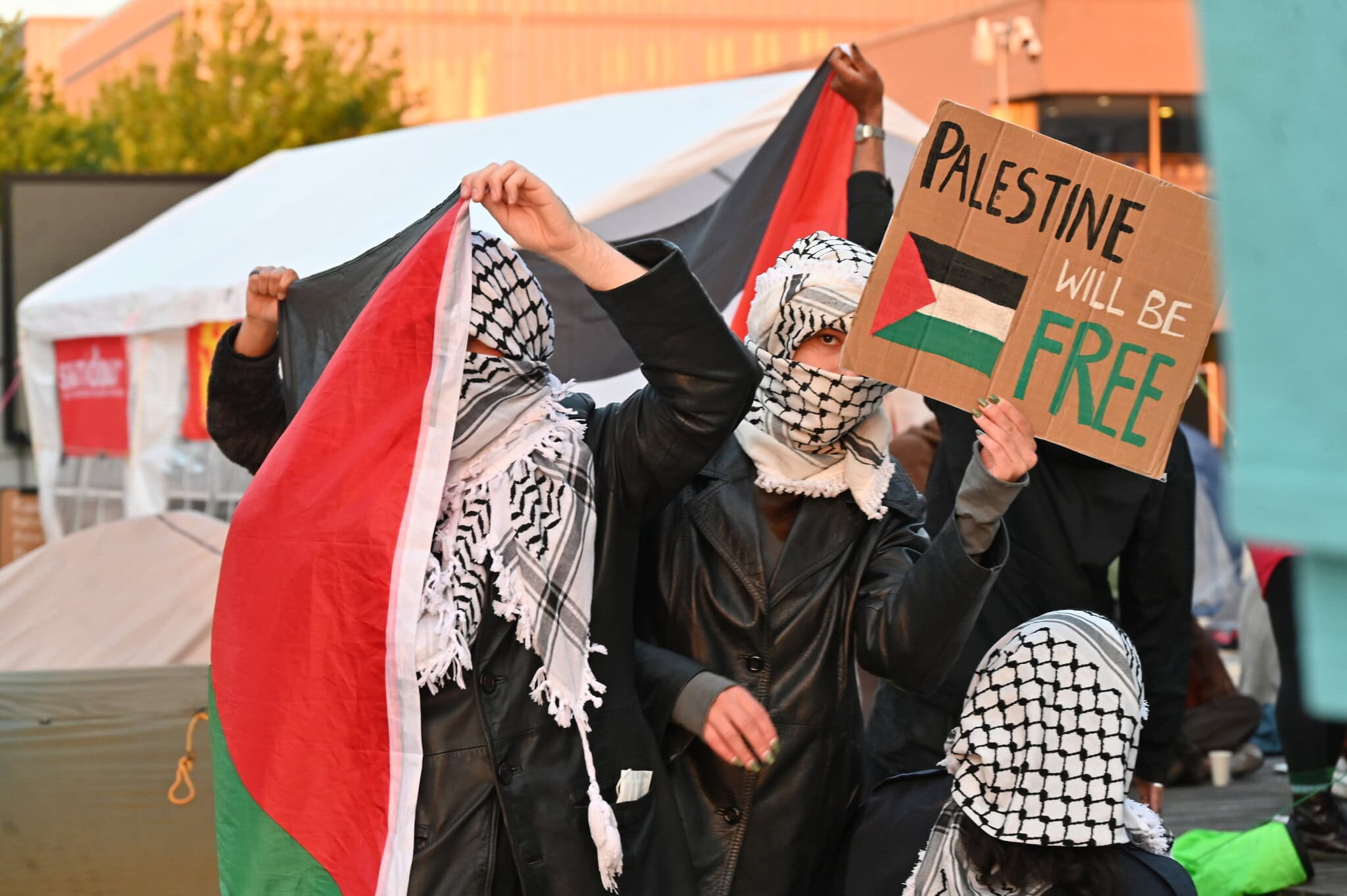 מפגינים אנטי-ישראלים מסתירים את פניהם מעדשת המצלמה בקמפוס אוניברסיטת ארסמוס ברוטרדם, הולנד, 5 ביוני 2024 (צילום: כנען לידור)