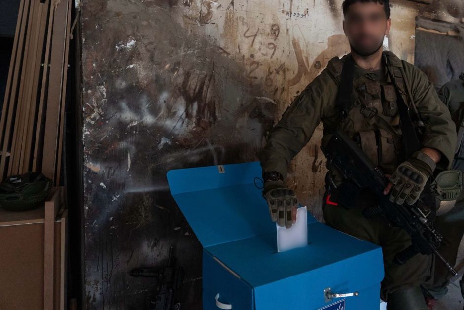 חייל מצביע בבחירות המקומיות ברצועת עזה, 27 בפברואר 2024 (צילום: דובר צה&quot;ל)