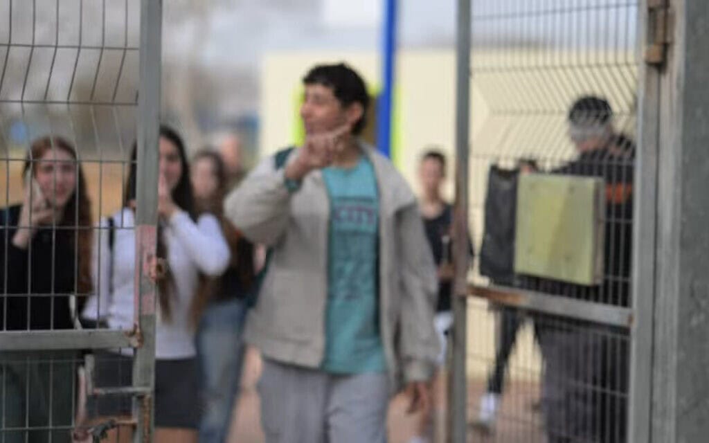 תלמידים בכניסה לבית ספר "יובלי הבשור" המחודש בצוחר, מרץ 2024 (צילום: יוטיוב, מגמת תקשורת נופי הבשור, צילום מסך)