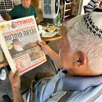 עובר אורח קורא בעיתון "הגאולה", יולי 2024 (צילום: עוז מיינר) עובר אורח קורא בעיתון "הגאולה", יולי 2024 (צילום: עוז מיינר)