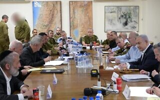 הקבינט לניהול המלחמה מתכנס בקריה בתל אביב, 14 באפריל 2024 (צילום: עמוס בן גרשום / לע״מ) הקבינט לניהול המלחמה מתכנס בקריה בתל אביב, 14 באפריל 2024 (צילום: עמוס בן גרשום / לע״מ)