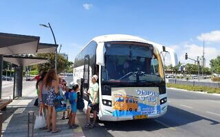 אוטובוס שבת מבאר שבע לחוף הים באשדוד. 10 באוגוסט 2024 (צילום: עומר שרביט) אוטובוס שבת מבאר שבע לחוף הים באשדוד. 10 באוגוסט 2024 (צילום: עומר שרביט)