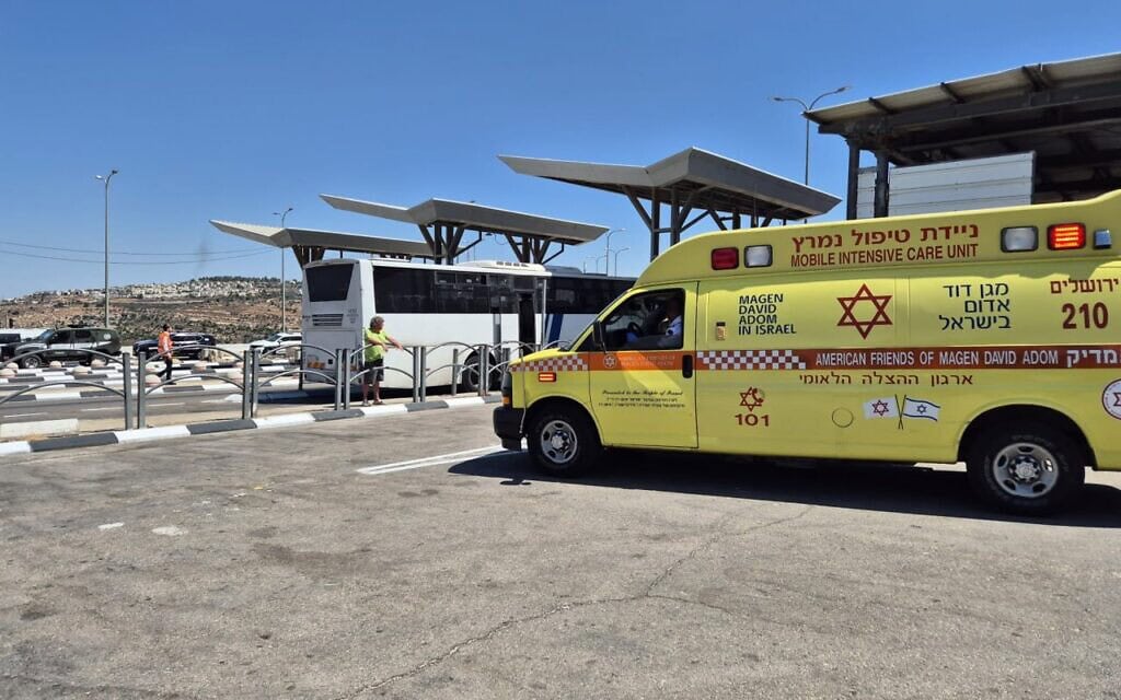 ניידת טיפול נמרץ של מגן דוד אדום ליד המחסום בכביש המנהרות לאחר פיגוע הדקירה. 6 באוגוסט 2024 (צילום: דוברות מד״א) ניידת טיפול נמרץ של מגן דוד אדום ליד המחסום בכביש המנהרות לאחר פיגוע הדקירה. 6 באוגוסט 2024 (צילום: דוברות מד״א)