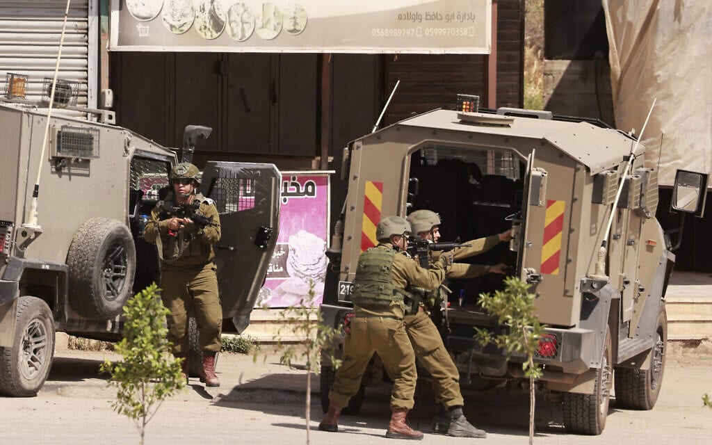 אילוסטרציה: חיילים ישראלים תופסים עמדה ברחוב במהלך פשיטה במחנה אל־פארעה, ליד טובאס בגדה המערבית, 10 ביוני 2024 (צילום: Jaafar Ashtiyeh/ AFP) אילוסטרציה: חיילים ישראלים תופסים עמדה ברחוב במהלך פשיטה במחנה אל־פארעה, ליד טובאס בגדה המערבית, 10 ביוני 2024 (צילום: Jaafar Ashtiyeh/ AFP)