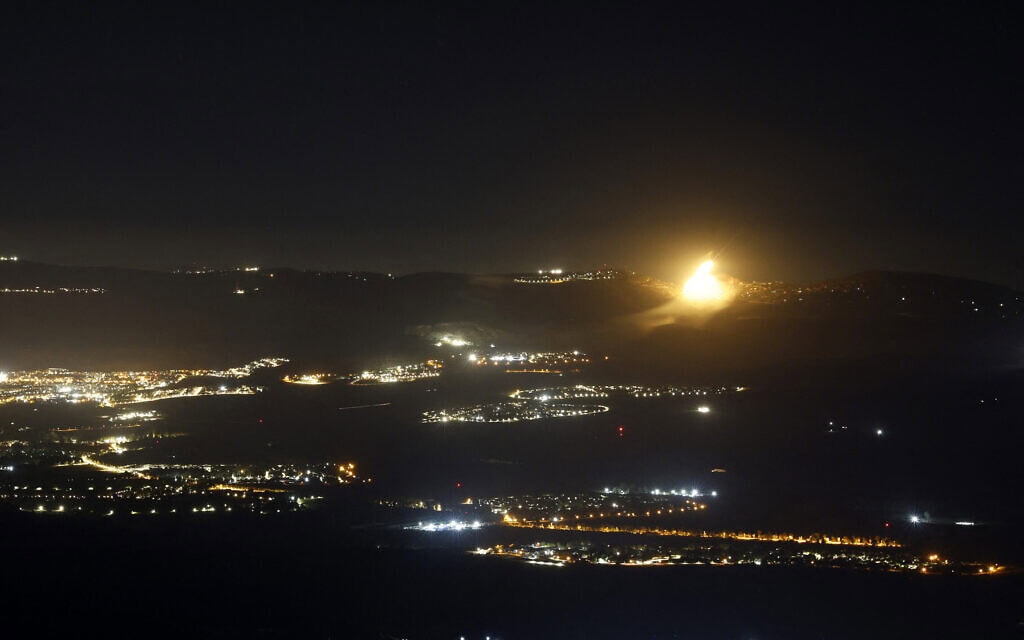 פצצות תאורה של צה"ל בגבול לבנון, אוגוסט 2024 (צילום: Jalaa MAREY / AFP) פצצות תאורה של צה"ל בגבול לבנון, אוגוסט 2024 (צילום: Jalaa MAREY / AFP)