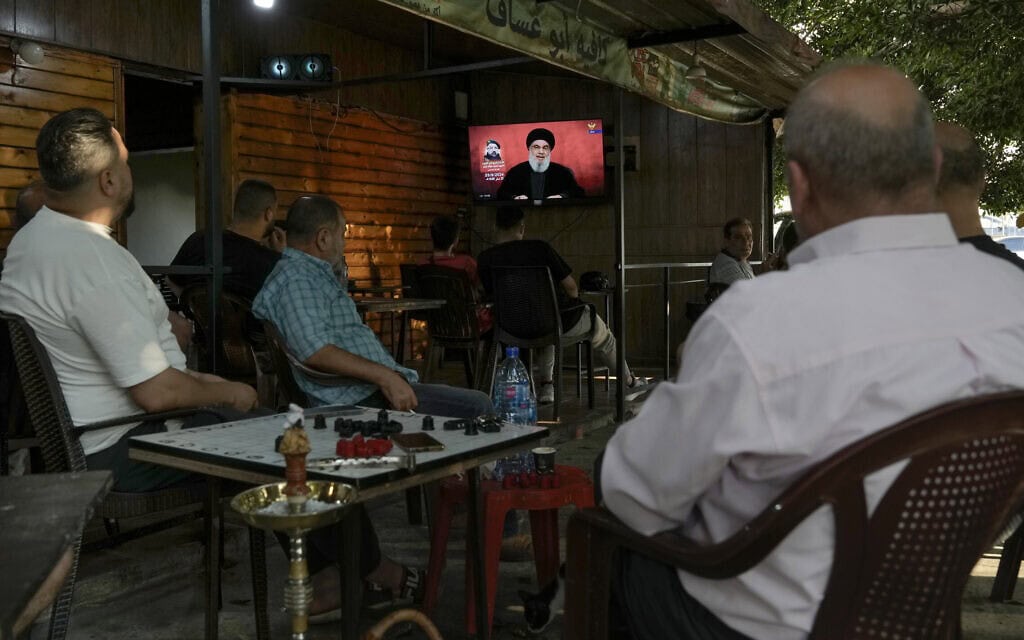 לקוחות בבית קפה בפרוורי ביירות צופים בנאומו של מזכ"ל חזבאללה חסן נסראללה, 25 באוגוסט 2024 (צילום: AP Photo/Bilal Hussein) לקוחות בבית קפה בפרוורי ביירות צופים בנאומו של מזכ"ל חזבאללה חסן נסראללה, 25 באוגוסט 2024 (צילום: AP Photo/Bilal Hussein)
