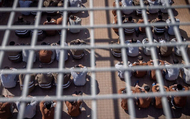 מחבלי חמאס במעצר בבסיס שדה תימן, 14 בפברואר 2024