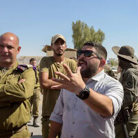 ח"כ אלמוג כהן בכניסה לבסיס שדה תימן, 29 ביולי 2024 (צילום: דודו גרינשפן/פלאש90) ח"כ אלמוג כהן בכניסה לבסיס שדה תימן, 29 ביולי 2024 (צילום: דודו גרינשפן/פלאש90)