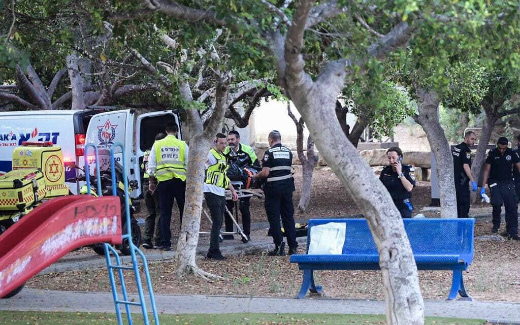 שוטרים ואנשי זק"א בזירת הפיגוע בחולון, 4 באוגוסט 2024 (צילום: אבשלום ששוני/פלאש 90) שוטרים ואנשי זק"א בזירת הפיגוע בחולון, 4 באוגוסט 2024 (צילום: אבשלום ששוני/פלאש 90)