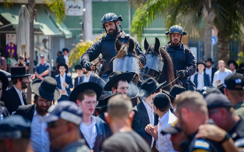 הפגנה נגד גיוס חרדים מול לשכת הגיוס בתל השומר, 6 באוגוסט 2024 (צילום: Avshalom Sassoni/Flash90) הפגנה נגד גיוס חרדים מול לשכת הגיוס בתל השומר, 6 באוגוסט 2024 (צילום: Avshalom Sassoni/Flash90)