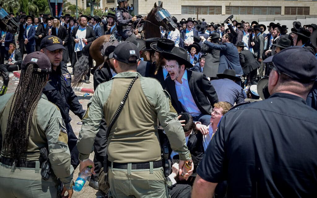 הפגנה נגד גיוס חרדים מול לשכת הגיוס בתל השומר, 6 באוגוסט 2024 (צילום: Avshalom Sassoni/Flash90) הפגנה נגד גיוס חרדים מול לשכת הגיוס בתל השומר, 6 באוגוסט 2024 (צילום: Avshalom Sassoni/Flash90)