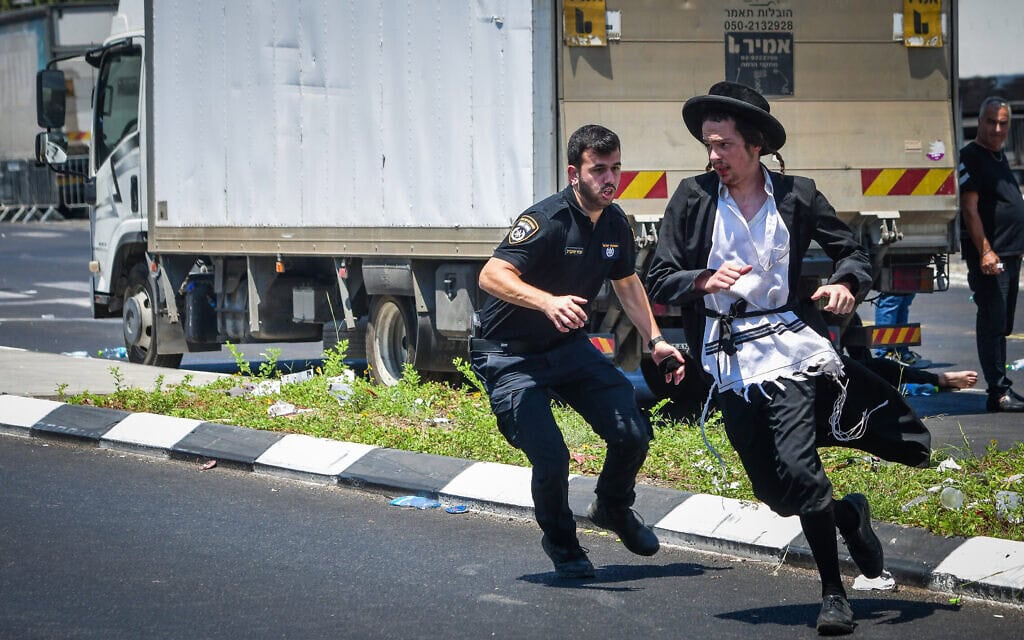 הפגנה נגד גיוס חרדים מול לשכת הגיוס בתל השומר, 6 באוגוסט 2024 (צילום: Avshalom Sassoni/Flash90) הפגנה נגד גיוס חרדים מול לשכת הגיוס בתל השומר, 6 באוגוסט 2024 (צילום: Avshalom Sassoni/Flash90)