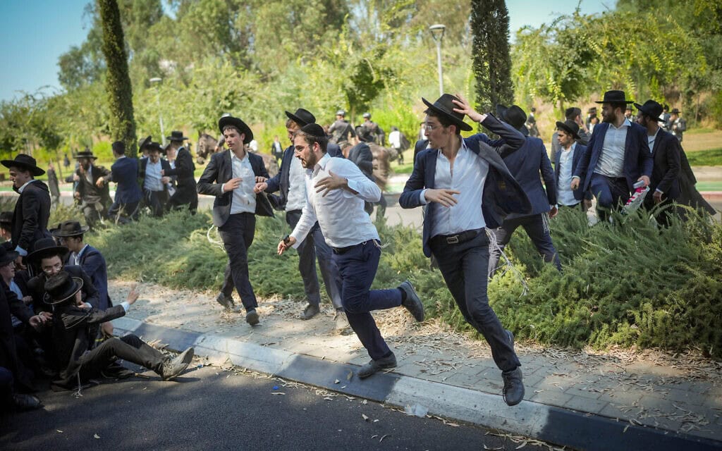 הפגנה נגד גיוס חרדים מול לשכת הגיוס בתל השומר, 6 באוגוסט 2024 (צילום: Erik Marmor/Flash90) הפגנה נגד גיוס חרדים מול לשכת הגיוס בתל השומר, 6 באוגוסט 2024 (צילום: Erik Marmor/Flash90)