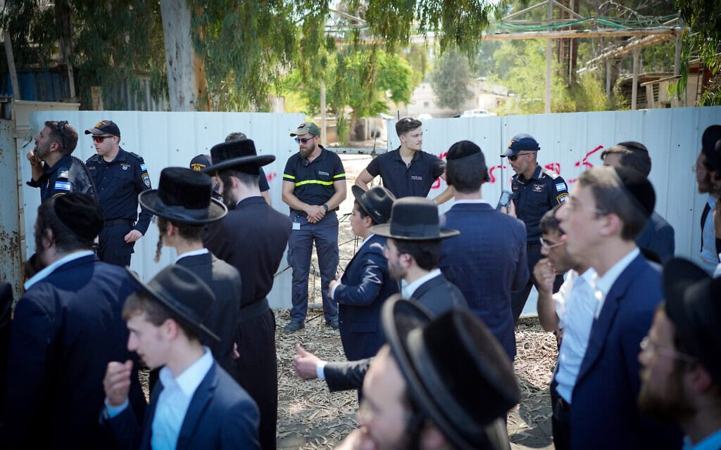 הפגנה נגד גיוס חרדים מול לשכת הגיוס בתל השומר, 6 באוגוסט 2024 (צילום: Erik Marmor/Flash90) הפגנה נגד גיוס חרדים מול לשכת הגיוס בתל השומר, 6 באוגוסט 2024 (צילום: Erik Marmor/Flash90)