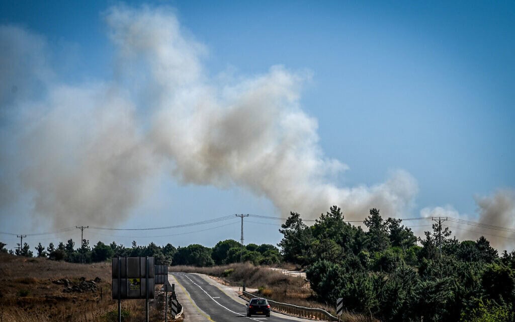 עשן מיתמר לאחר פגיעת רקטה ששוגרה מלבנון בצפון הארץ, 6 באוגוסט 2024 (צילום: Michael Giladi/Flash90) עשן מיתמר לאחר פגיעת רקטה ששוגרה מלבנון בצפון הארץ, 6 באוגוסט 2024 (צילום: Michael Giladi/Flash90)