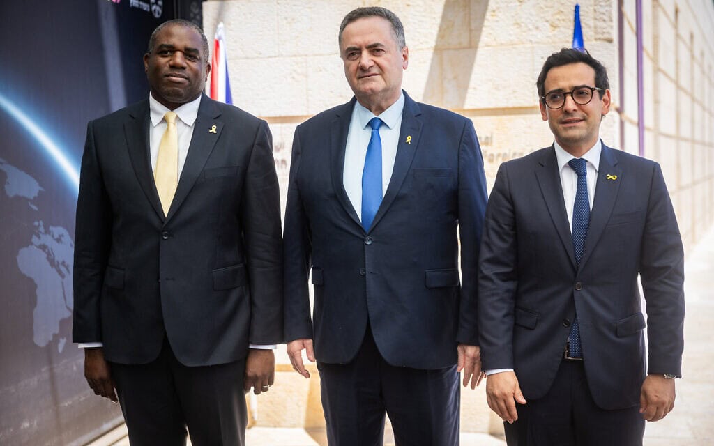 שר החוץ הישראלי עם מקבילו הצרפתי סטפן סז'ורנה (מימין) והבריטי דיוויד לאמי. 16 באוגוסט 2024 (צילום: יונתן זינדל/פלאש90) שר החוץ הישראלי עם מקבילו הצרפתי סטפן סז'ורנה (מימין) והבריטי דיוויד לאמי. 16 באוגוסט 2024 (צילום: יונתן זינדל/פלאש90)