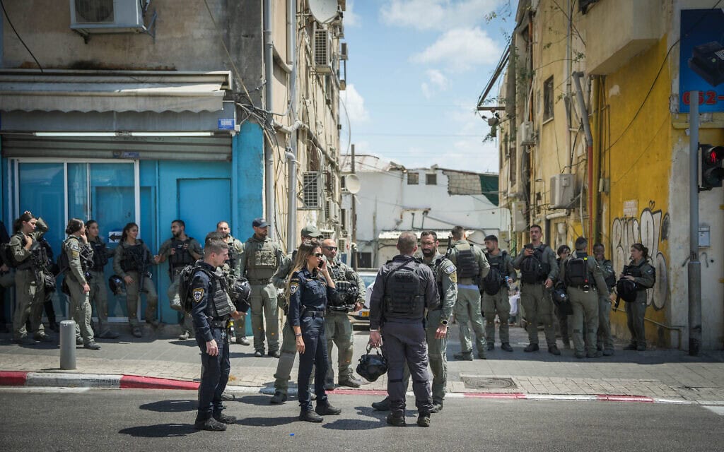 שוטרים בזירה בה נרצחו שני מבקשי מקלט אריתראים בדרום תל אביב. 24 באוגוסט 2024 (צילום: אריק מרמור / פלאש90) שוטרים בזירה בה נרצחו שני מבקשי מקלט אריתראים בדרום תל אביב. 24 באוגוסט 2024 (צילום: אריק מרמור / פלאש90)