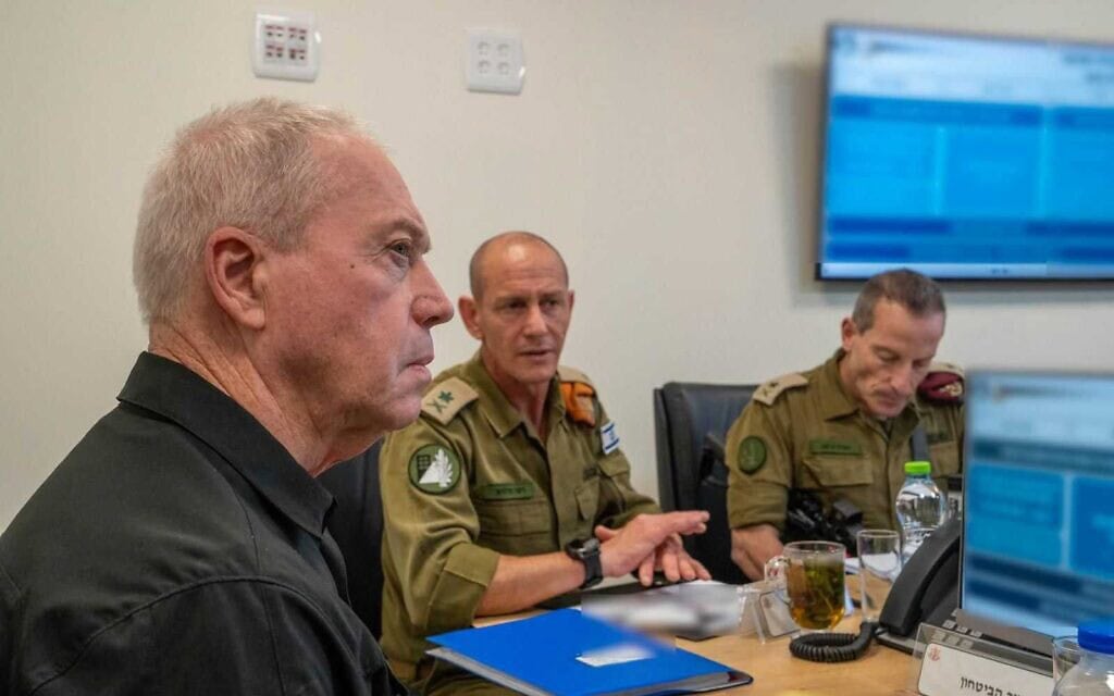 שר הביטחון יואב גלנט בחמ"ל פיקוד העורף, 8 באוגוסט 2024 (צילום: אריאל חרמוני, משרד הביטחון) שר הביטחון יואב גלנט בחמ"ל פיקוד העורף, 8 באוגוסט 2024 (צילום: אריאל חרמוני, משרד הביטחון)