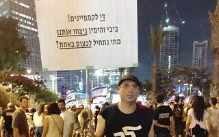 חנן כהן והשלט "די לקמפיינים" (צילום: באדיבות המצולם) חנן כהן והשלט "די לקמפיינים" (צילום: באדיבות המצולם)