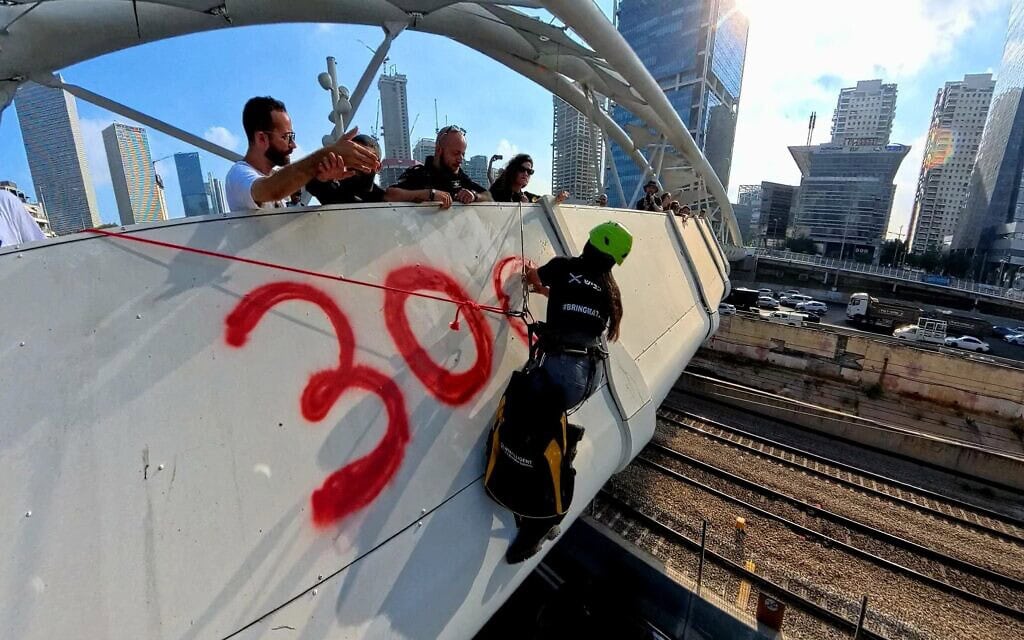 נטלי צנגאוקר, אחותו של מתן החטוף בעזה מרססת את הכיתוב 300 על גשר יהודית בת״א, לציון 300 ימים למתקפת חמאס וחטיפת אחיה. 1 באוגוסט 2024 (צילום: דנור אהרון Danor Aharon) נטלי צנגאוקר, אחותו של מתן החטוף בעזה מרססת את הכיתוב 300 על גשר יהודית בת״א, לציון 300 ימים למתקפת חמאס וחטיפת אחיה. 1 באוגוסט 2024 (צילום: דנור אהרון Danor Aharon)