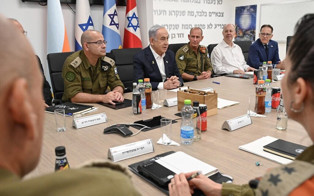 ראש הסגל צחי ברוורמן (מימין), ראש המטה לביטחון לאומי צחי הנגבי, מפקד פיקוד העורף רפי מילוא, ראש הממשלה בנימין נתניהו ומזכירו הצבאי רומן גופמן בדיון על מצב העורף, 1 באוגוסט 2024 (צילום: מעיין טואף / לע"מ) ראש הסגל צחי ברוורמן (מימין), ראש המטה לביטחון לאומי צחי הנגבי, מפקד פיקוד העורף רפי מילוא, ראש הממשלה בנימין נתניהו ומזכירו הצבאי רומן גופמן בדיון על מצב העורף, 1 באוגוסט 2024 (צילום: מעיין טואף / לע"מ)