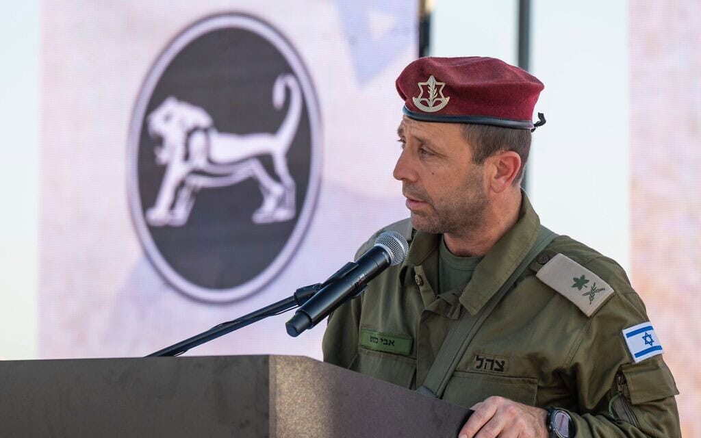 אלוף פיקוד המרכז אבי בלוט נואם בטקס חילופי המפקדים בעוצבת הברק. 4 באוגוסט 2024 (צילום: דובר צה״ל) אלוף פיקוד המרכז אבי בלוט נואם בטקס חילופי המפקדים בעוצבת הברק. 4 באוגוסט 2024 (צילום: דובר צה״ל)