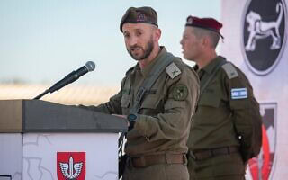 תא"ל ברק חירם נואם בטקס חילופי המפקדים בעוצבת הברק. 4 באוגוסט 2024 (צילום: דובר צה״ל) תא"ל ברק חירם נואם בטקס חילופי המפקדים בעוצבת הברק. 4 באוגוסט 2024 (צילום: דובר צה״ל)