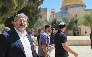 השר לביטחון לאומי איתמר בן גביר בהר הבית, 13 באוגוסט 2024 (צילום: עוצמה יהודית, צילום מסך) השר לביטחון לאומי איתמר בן גביר בהר הבית, 13 באוגוסט 2024 (צילום: עוצמה יהודית, צילום מסך)
