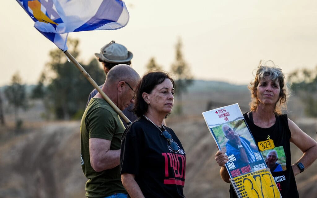 קרובי משפחתם של חטופים ותומכיהם בגבול רצועת עזה, 28 באוגוסט 2024 (צילום: פלאש 90) קרובי משפחתם של חטופים ותומכיהם בגבול רצועת עזה, 28 באוגוסט 2024 (צילום: פלאש 90)