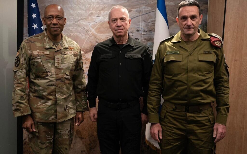 מימין לשמאל: הרמטכ"ל הרצי הלוי, שר הביטחון יואב גלנט וראש המטות המשולבים של ארה"ב צ'ארלס בראון. 26 באוגוסט 2024 (צילום: אריאל חרמוני, משרד הביטחון) מימין לשמאל: הרמטכ"ל הרצי הלוי, שר הביטחון יואב גלנט וראש המטות המשולבים של ארה"ב צ'ארלס בראון. 26 באוגוסט 2024 (צילום: אריאל חרמוני, משרד הביטחון)