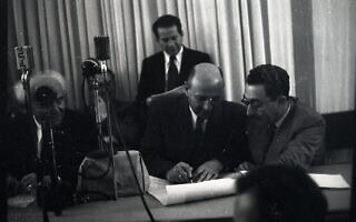 אליעזר קפלן חותם על מגילת העצמאות, 1948 (צילום: בנו רוזנברג, ויקיפדיה) אליעזר קפלן חותם על מגילת העצמאות, 1948 (צילום: בנו רוזנברג, ויקיפדיה)