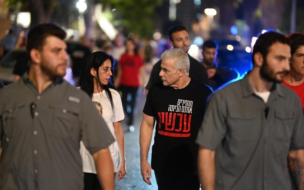 ראש האופוזיציה יאיר לפיד עם עינב צנגאוקר בכיכר החטופים בתל אביב. 24 באוגוסט 2024 (צילום: אלעד גוטמן) ראש האופוזיציה יאיר לפיד עם עינב צנגאוקר בכיכר החטופים בתל אביב. 24 באוגוסט 2024 (צילום: אלעד גוטמן)