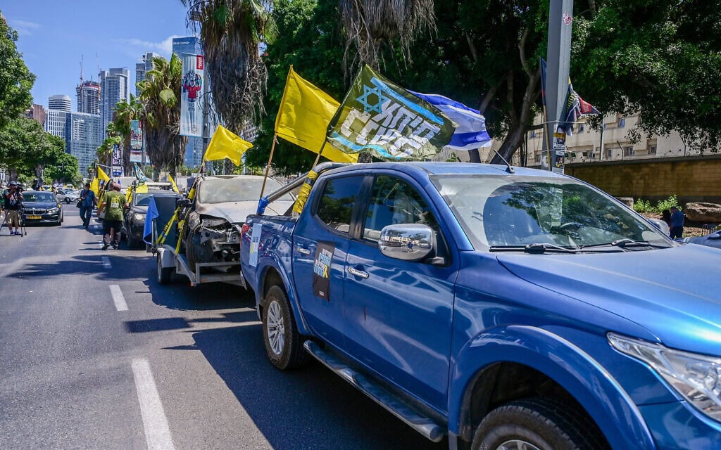 משפחות חטופים ופעילים למען החטופים בשיירת מחאה מת"א לעזה, 28 באוגוסט 2024 (צילום: אבשלום ששוני, פלאש 90) משפחות חטופים ופעילים למען החטופים בשיירת מחאה מת"א לעזה, 28 באוגוסט 2024 (צילום: אבשלום ששוני, פלאש 90)