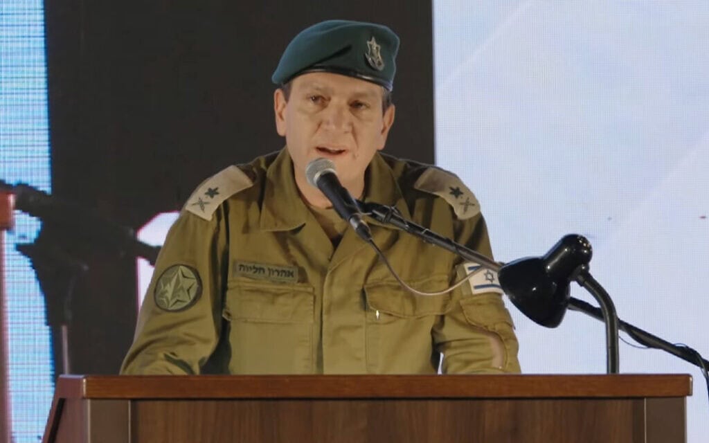 ראש אמ"ן היוצא אהרון חליוה בטקס חילופי מפקד אמ"ן, 21 באוגוסט 2024 (צילום: צילום מסך דובר צה"ל) ראש אמ"ן היוצא אהרון חליוה בטקס חילופי מפקד אמ"ן, 21 באוגוסט 2024 (צילום: צילום מסך דובר צה"ל)