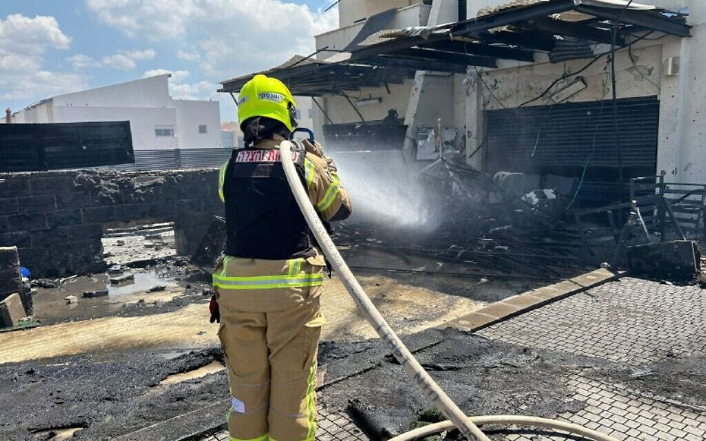 לוחמי אש מכבים שרפה שפרצה בחצר בית בקריית שמונה לאחר פגיעת רקטה. 4 בספטמבר 2024 (צילום: כבאות והצלה צפון) לוחמי אש מכבים שרפה שפרצה בחצר בית בקריית שמונה לאחר פגיעת רקטה. 4 בספטמבר 2024 (צילום: כבאות והצלה צפון)