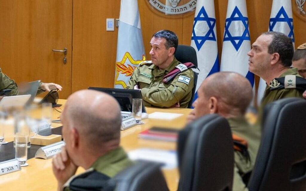 הרמטכ"ל ובכירי המטה הכללי. 20 בספטמבר 2024 (צילום: דובר צה"ל) הרמטכ"ל ובכירי המטה הכללי. 20 בספטמבר 2024 (צילום: דובר צה"ל)