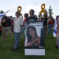 מוחים למען החטופים לצד תמונה של עדן ירושלמי שנרצחה בשבי חמאס. 1 בספטמבר 2024 (צילום: AHMAD GHARABLI / AFP) מוחים למען החטופים לצד תמונה של עדן ירושלמי שנרצחה בשבי חמאס. 1 בספטמבר 2024 (צילום: AHMAD GHARABLI / AFP)