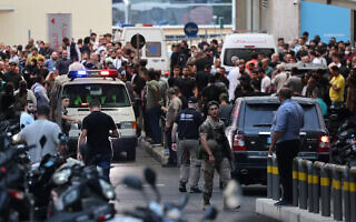 כאוס ברחובות ביירות בעקבות פיצוצי הביפרים, 17 בספטמבר 2024 (צילום: Anwar AMRO / AFP) כאוס ברחובות ביירות בעקבות פיצוצי הביפרים, 17 בספטמבר 2024 (צילום: Anwar AMRO / AFP)