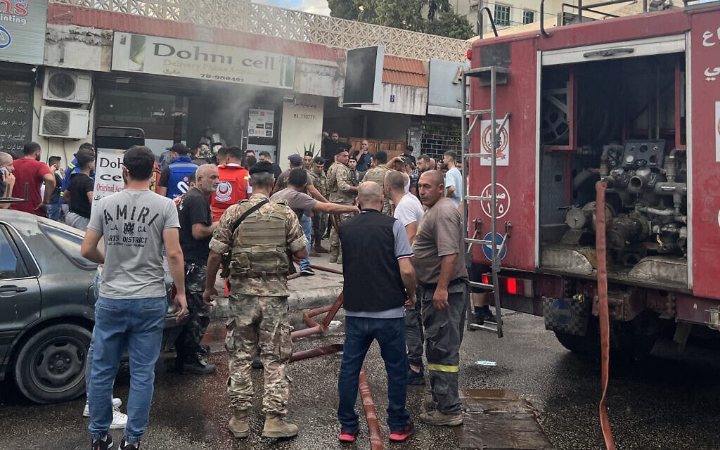 זירת פיצוץ מכשיר קשר בסיידה בדרום לבנון ב-18 בספטמבר 2024 (צילום: Mahmoud ZAYYAT / AFP) זירת פיצוץ מכשיר קשר בסיידה בדרום לבנון ב-18 בספטמבר 2024 (צילום: Mahmoud ZAYYAT / AFP)