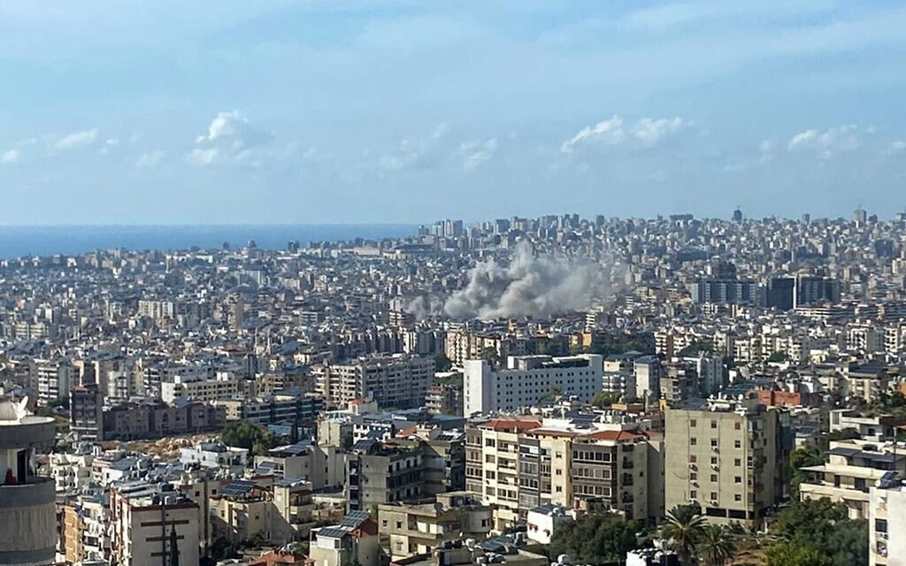 עשן מיתמר מעל ביירות לאחר תקיפת חיל האוויר. 20 בספטמבר 2024 (צילום: Photo by AFP) עשן מיתמר מעל ביירות לאחר תקיפת חיל האוויר. 20 בספטמבר 2024 (צילום: Photo by AFP)