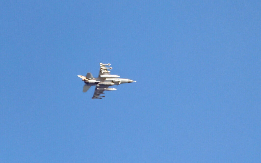 מטוס קרב אף-16 של צה"ל בשמי חיפה, 26 בספטמבר 2024 (צילום: Jack Guez / AFP) מטוס קרב אף-16 של צה"ל בשמי חיפה, 26 בספטמבר 2024 (צילום: Jack Guez / AFP)