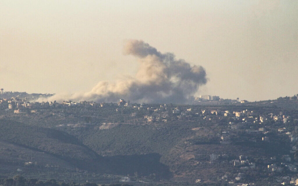 עשן מיתמר בעקבות תקיפה ישראלית ליד צור שבלבנון, 26 בספטמבר 2024 (צילום: Kawnat HAJU / AFP) עשן מיתמר בעקבות תקיפה ישראלית ליד צור שבלבנון, 26 בספטמבר 2024 (צילום: Kawnat HAJU / AFP)
