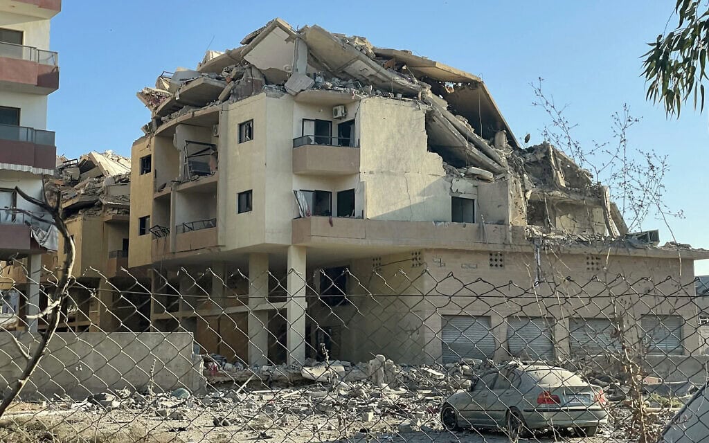 מבנים בפאתי צור שבלבנון שנפגעו בתקיפות אוויריות שביצעה ישראל, 26 בספטמבר 2024 (צילום: Hassan FNEICH / AFP) מבנים בפאתי צור שבלבנון שנפגעו בתקיפות אוויריות שביצעה ישראל, 26 בספטמבר 2024 (צילום: Hassan FNEICH / AFP)