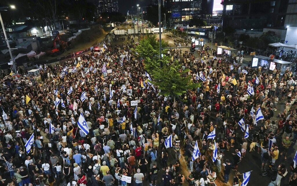 מפגינים, הקוראים לשחרר את החטופים המוחזקים ברצועת עזה, מוחים בתל אביב, 4 בספטמבר 2024 (צילום: AP Photo/Ariel Schalit) מפגינים, הקוראים לשחרר את החטופים המוחזקים ברצועת עזה, מוחים בתל אביב, 4 בספטמבר 2024 (צילום: AP Photo/Ariel Schalit)