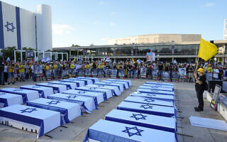 27 ארונות קבורה המייצגים 27 חטופים שנהרגו בעזה, בכיכר הבימה בתל אביב, 5 בספטמבר 2024 (צילום: AP Photo/Ohad Zwigenberg) 27 ארונות קבורה המייצגים 27 חטופים שנהרגו בעזה, בכיכר הבימה בתל אביב, 5 בספטמבר 2024 (צילום: AP Photo/Ohad Zwigenberg)