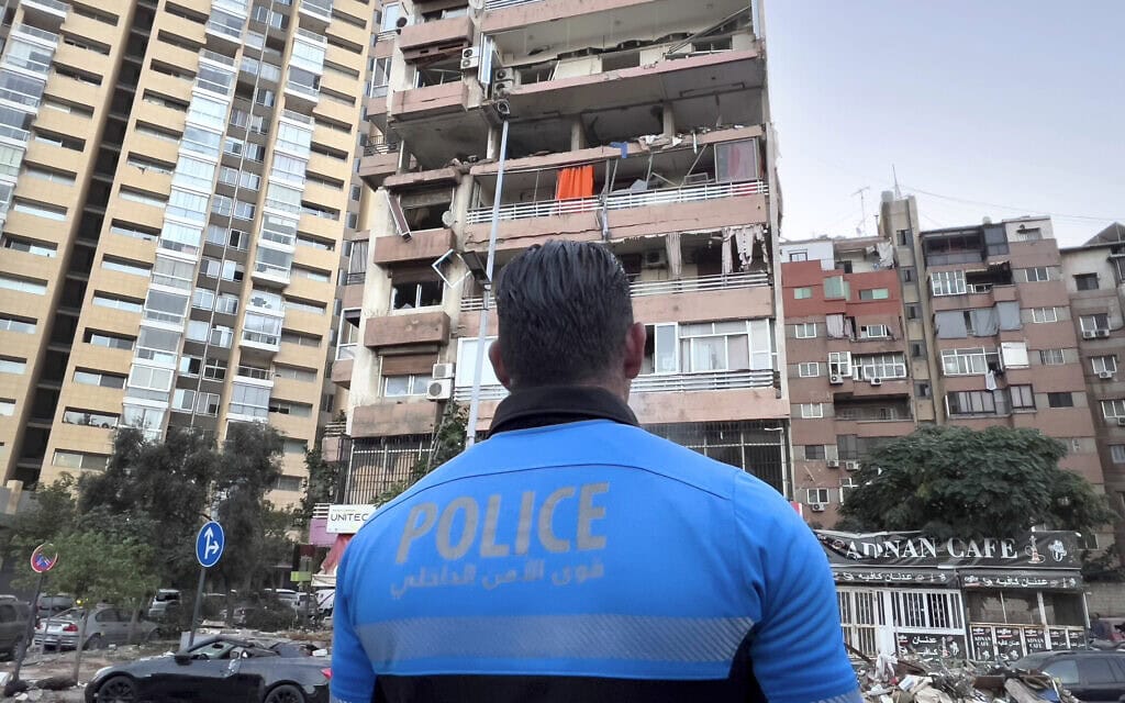 שוטר לבנוני מביט על בניין שנהרס במתקפת צה"ל בביירות. 30 בספטמבר 2024 (צילום: AP Photo/Hussein Malla) שוטר לבנוני מביט על בניין שנהרס במתקפת צה"ל בביירות. 30 בספטמבר 2024 (צילום: AP Photo/Hussein Malla)