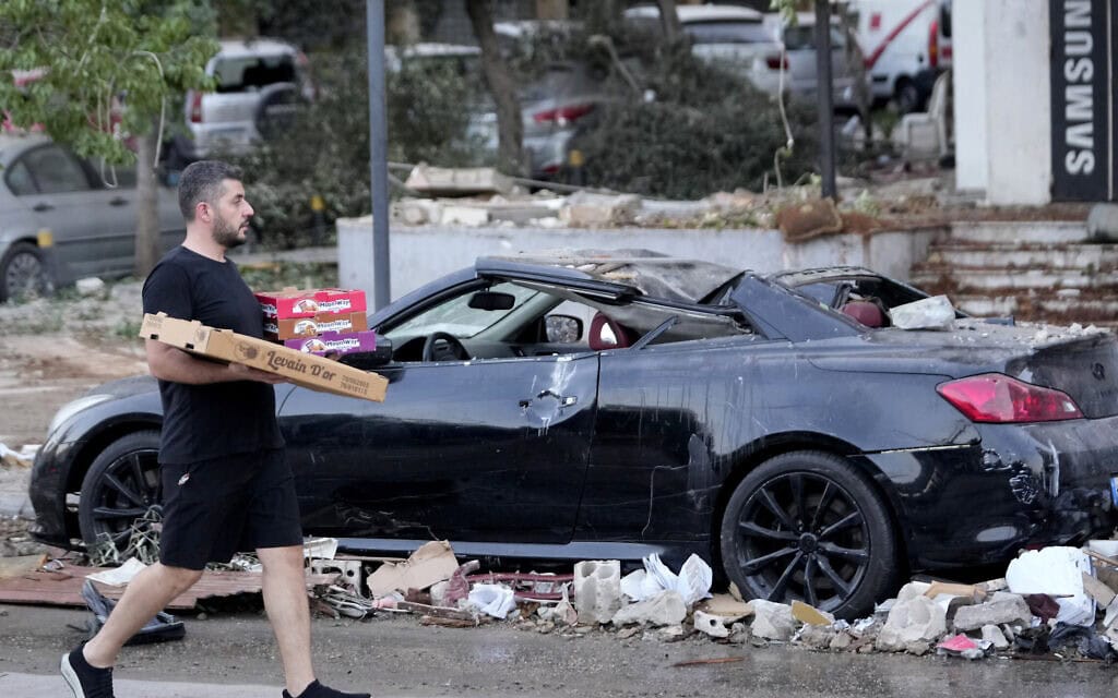 מכונית שנהרסה בתקיפת צה"ל בביירות. 30 בספטמבר 2024 (צילום: AP Photo/Hussein Malla) מכונית שנהרסה בתקיפת צה"ל בביירות. 30 בספטמבר 2024 (צילום: AP Photo/Hussein Malla)