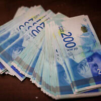 אילוסטרציה: שטרות 200 שקלים (צילום: חיים גולדברג/פלאש90) אילוסטרציה: שטרות 200 שקלים (צילום: חיים גולדברג/פלאש90)